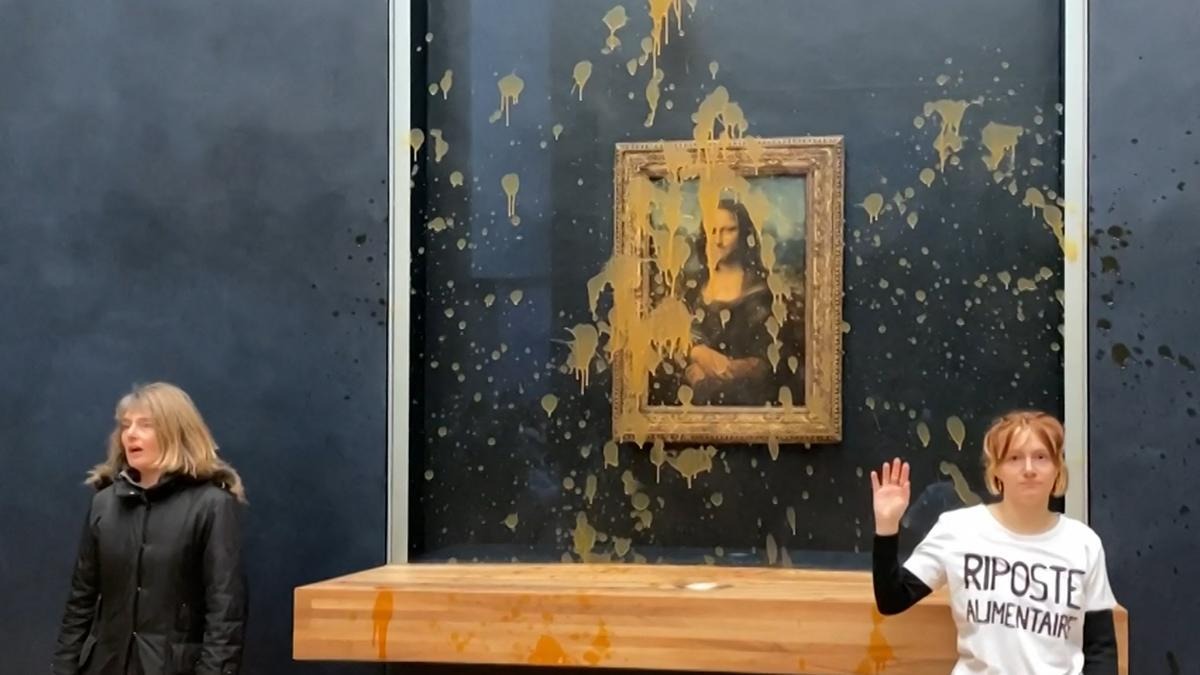 Activistas lanzan sopa al cuadro de la Mona Lisa