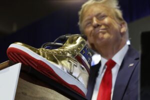 ¿Cuál es el precio de los recién lanzados tenis de Donald Trump?