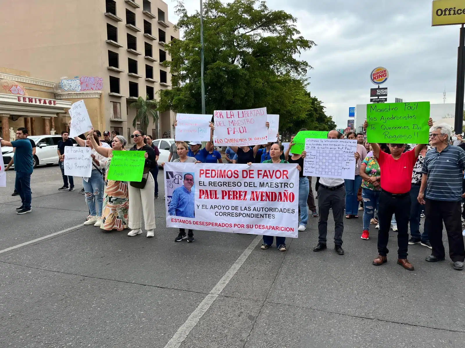 Se manifiestan frente a Fiscalía General del Estado, exigen justicia para Paúl Pérez Avendaño