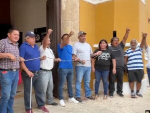 Más de 100 trabajadores despedidos injustamente, se encadenan en protesta en Campeche