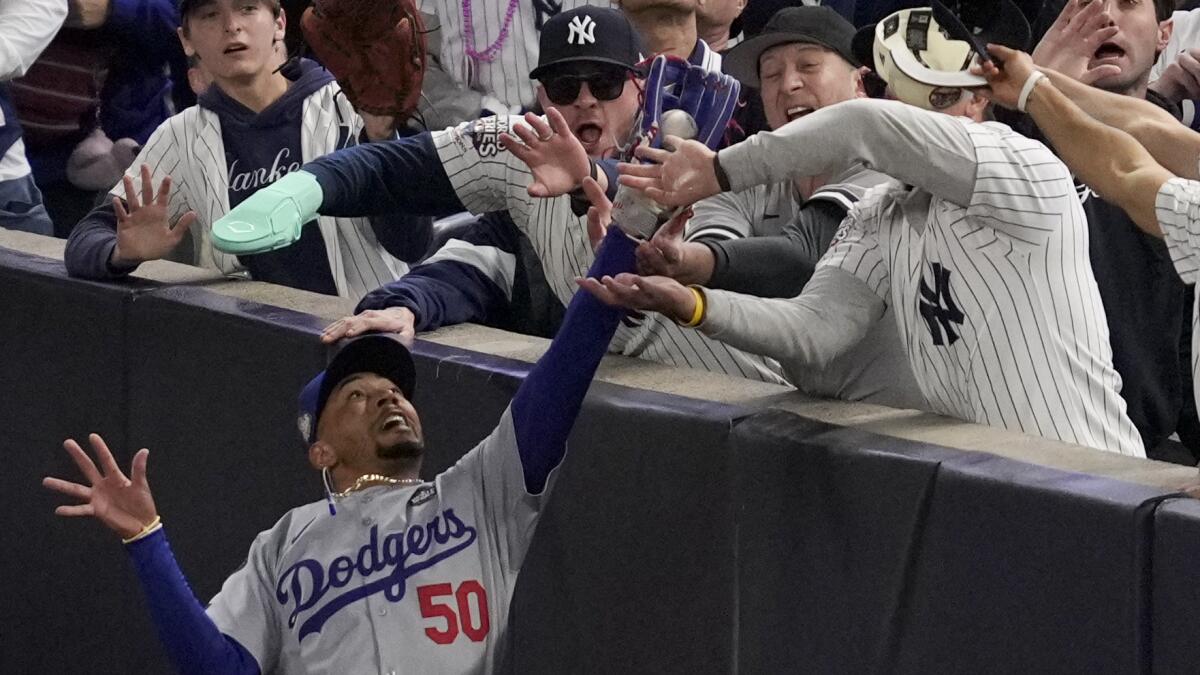 Aficionado recibe sanción tras quitarle pelota a Mookie Betts