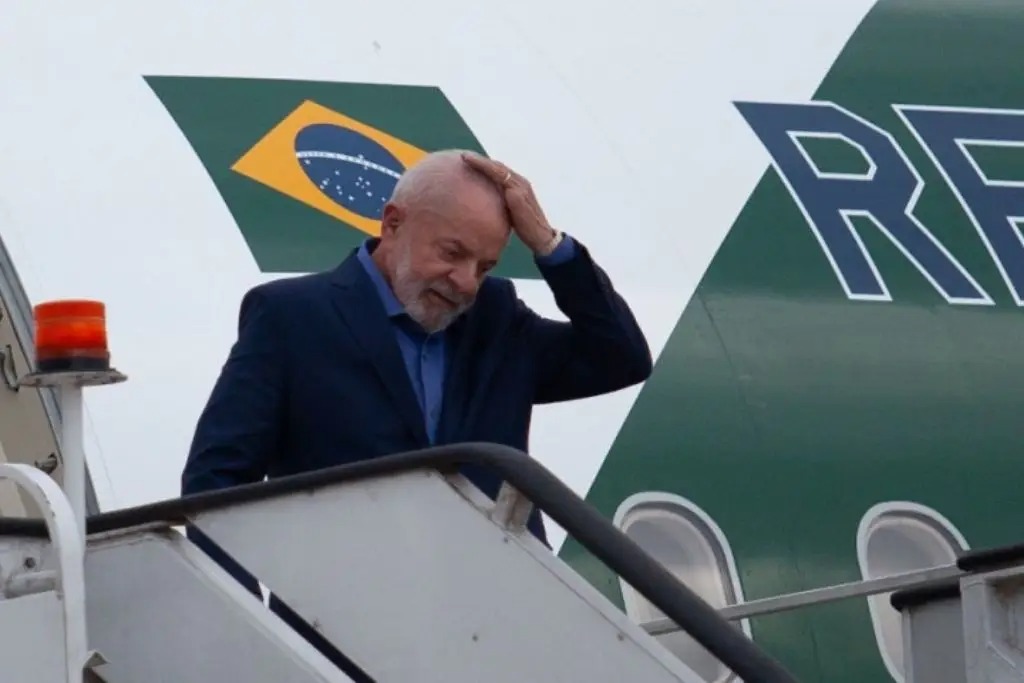 Lula regresa a Brasil tras incidente técnico con su avión