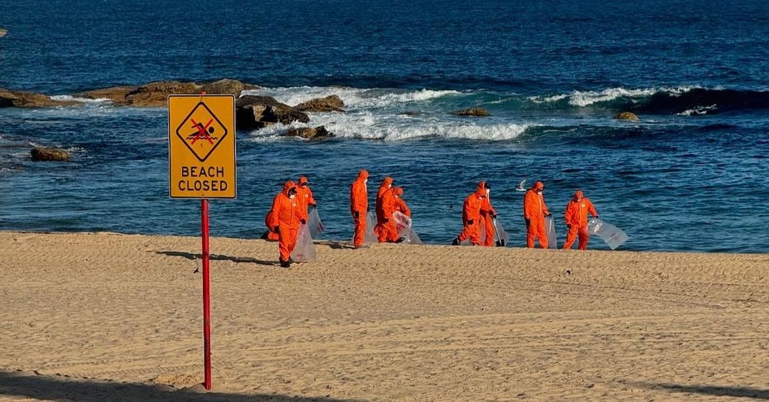 Misteriosas bolas negras cubren las playas de Sidney