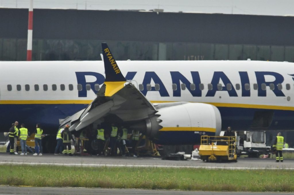 Incendio en avión de Ryanair obliga a evacuación en Italia