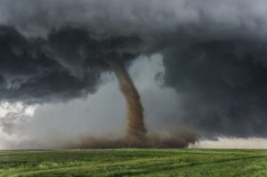 Tornado azota Florida y deja daños materiales significativos