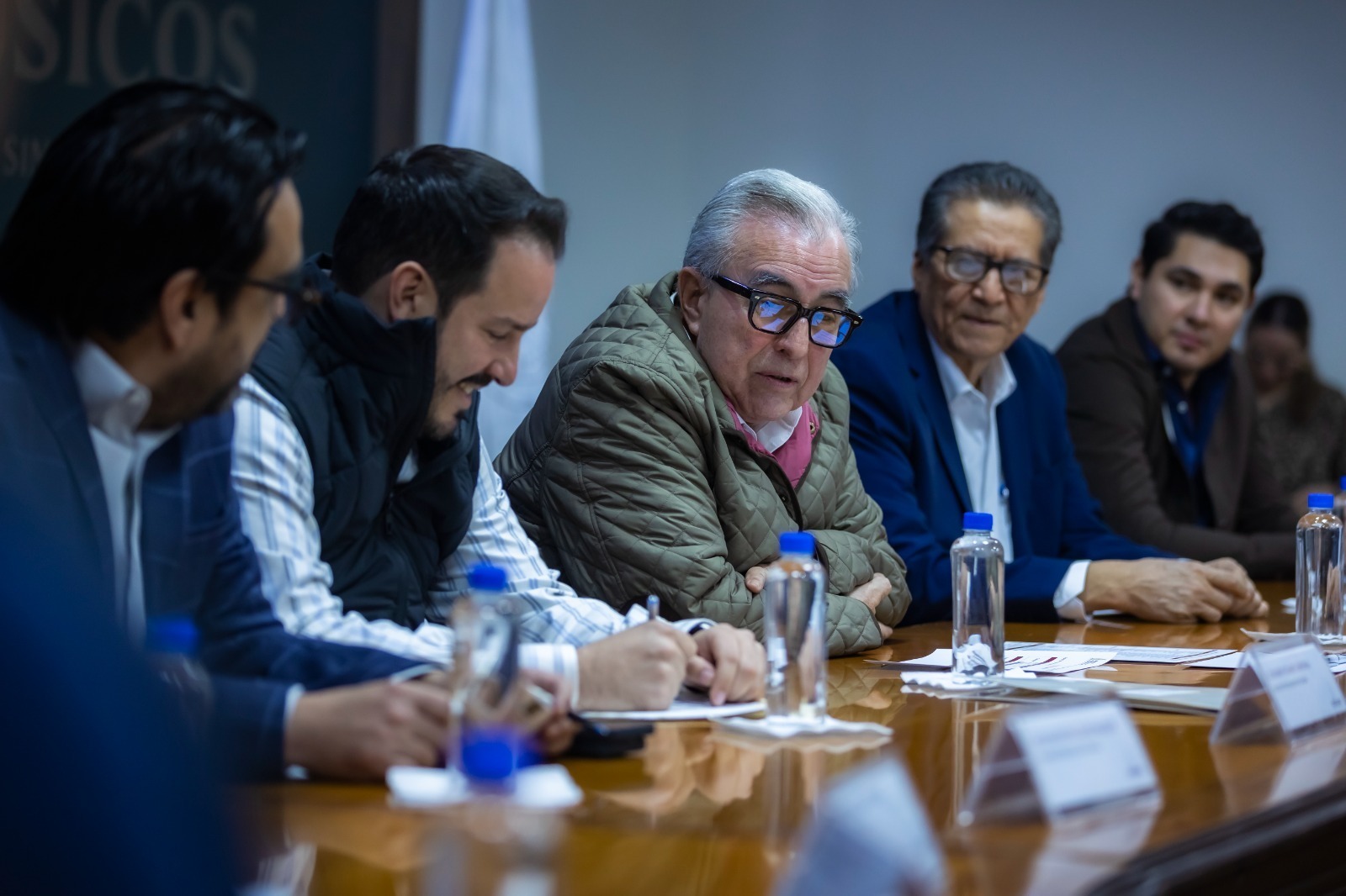 Rocha Moya entrega apoyo económico a músicos de Sinaloa